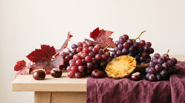 Uva rossa, castagne d'ippocastano e foglie autunnali