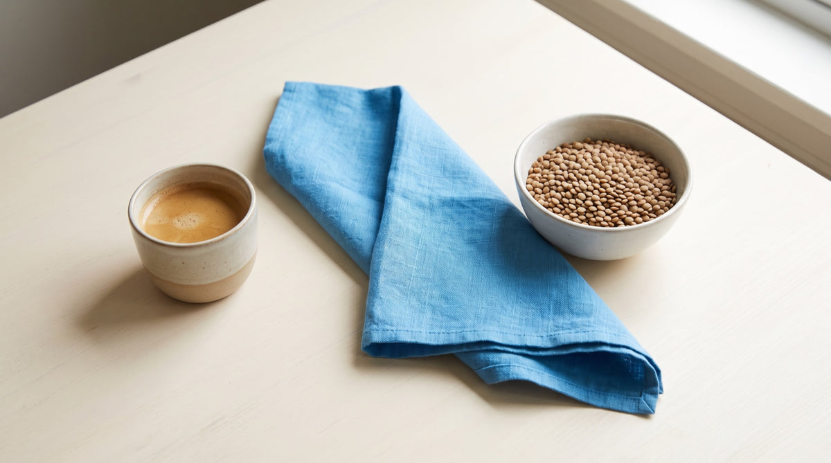 Tazzina di caffe' e ciotola di lenticchie distanziate sul tavolo