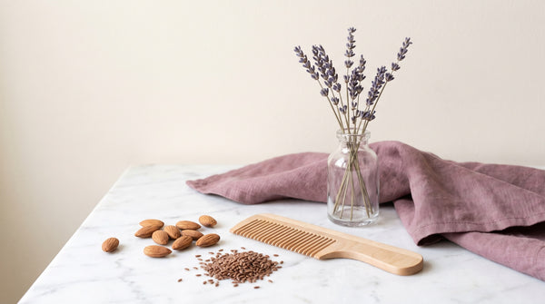 Semi, mandorle e lavanda secca su un piano di marmo
