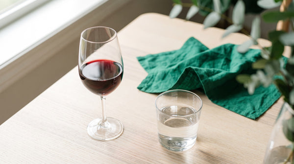 Calice di vino e bicchiere d'acqua distanziati sul tavolo