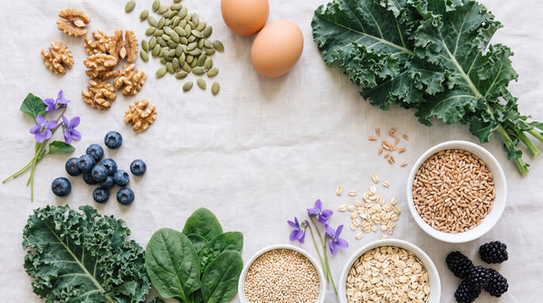 Noci, semi di zucca, uova, verdura a foglia e cereali: i nutrienti per la mente