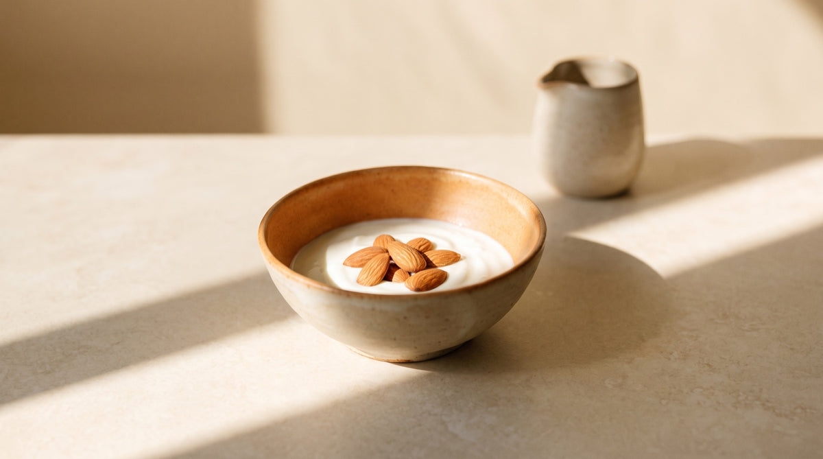 Ciotola di yogurt e mandorle attraversata da un raggio di sole