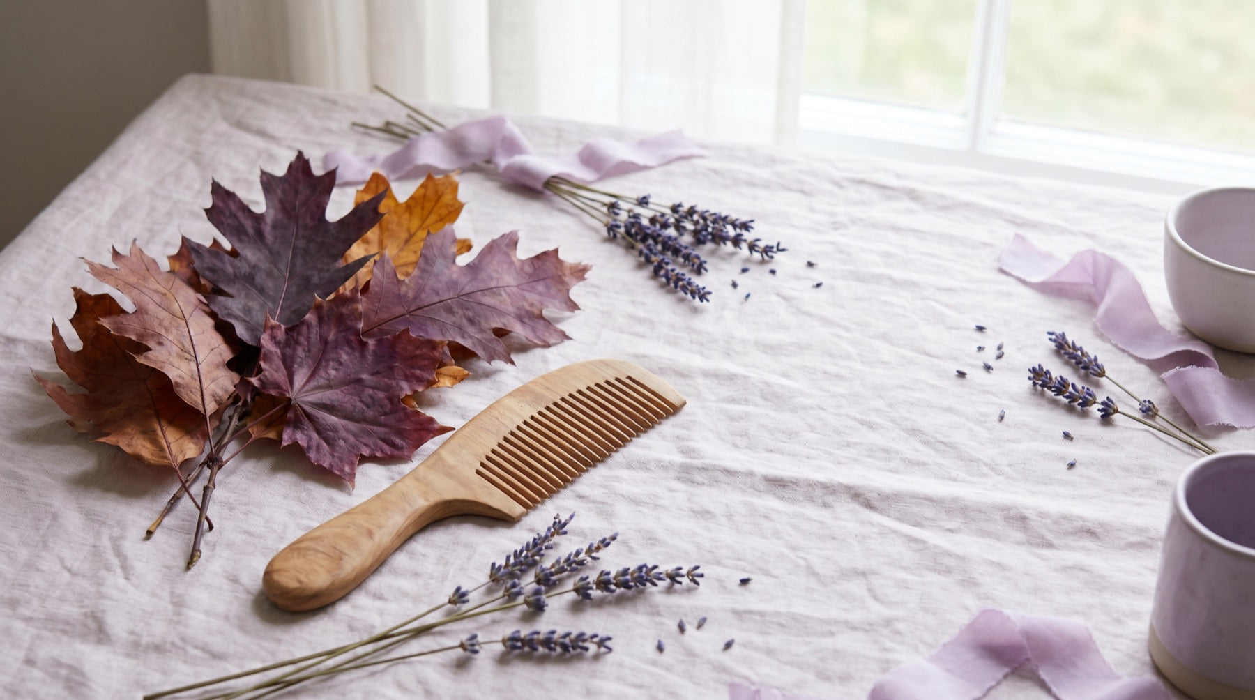Foglie autunnali, pettine di legno e lavanda: la caduta stagionale dei capelli