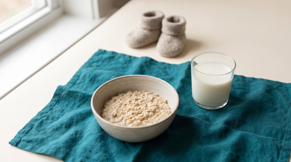Bicchiere di latte e fiocchi d'avena con scarpine sfocate