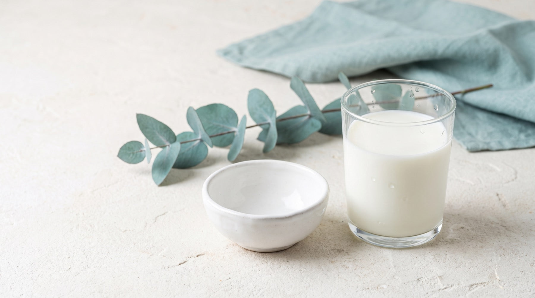 Un bicchiere di latte e una ciotola: la lattoferrina, proteina naturale del latte
