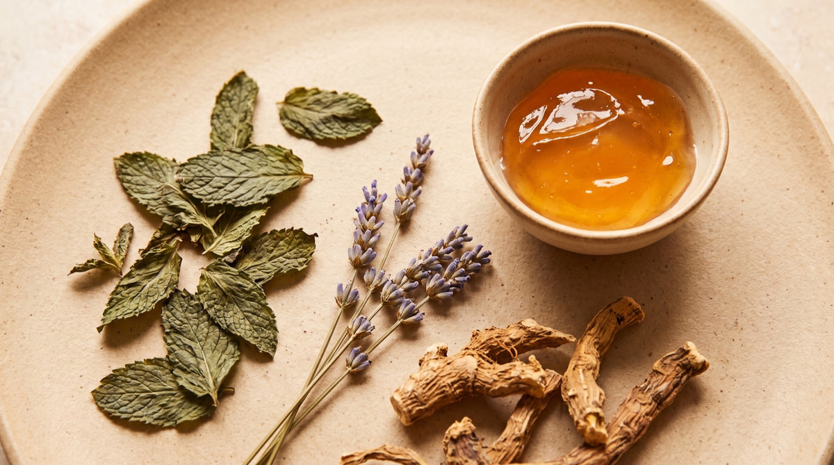 Menta, lavanda e radici essiccate su ceramica color sabbia