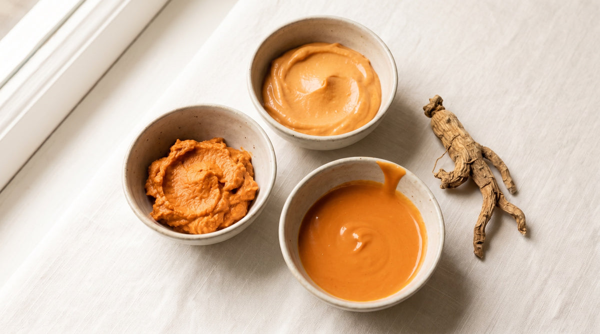 Tre ciotole con creme di densita diversa allineate su fondo chiaro