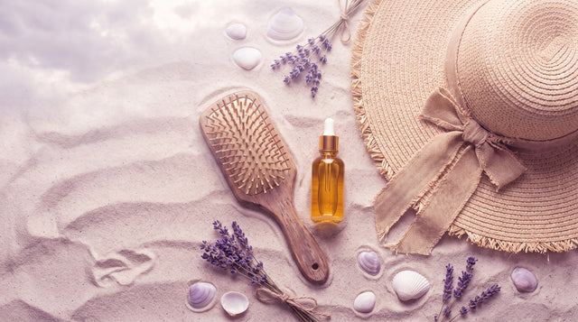 Spazzola di legno, olio per capelli e lavanda sulla sabbia - capelli d'estate, Natural Novi