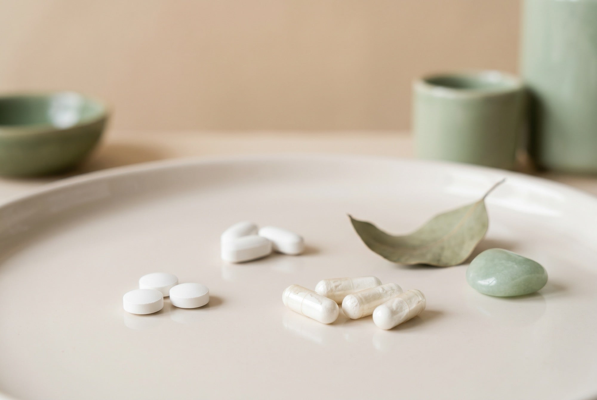 Forme di magnesio a confronto: compresse e capsule su un piatto chiaro